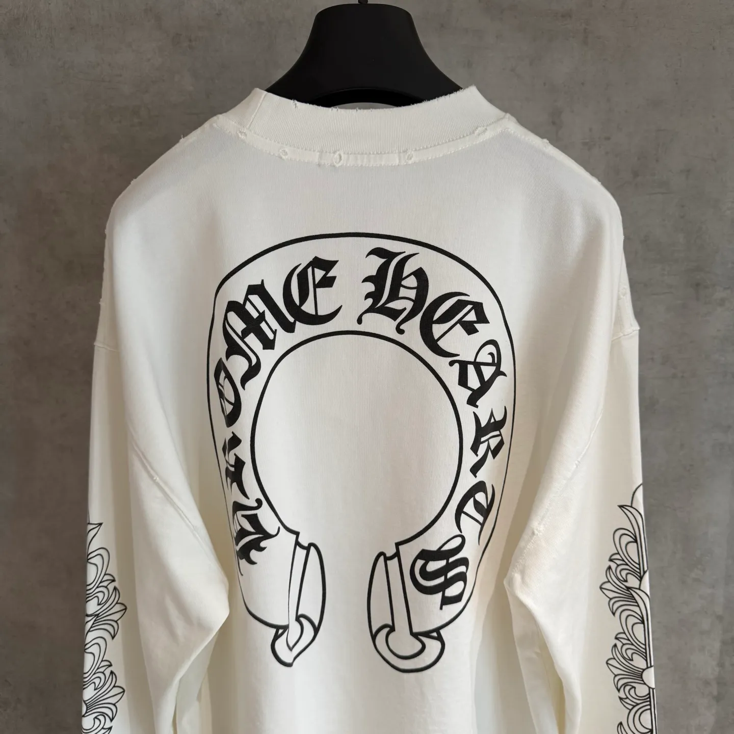 🅿️330 [Strict quality control] CH Crow Heart's new long-sleeved sweatshirt T-shirt. Heavy 340g double yarn fabric. Four flower positions on the front, back and left. Wash the whole garment twice. The four sides are frayed and torn. Heavy fabric. The neckline is made of icy Salona. Loose fit. Deep, wide and stylish. No deformation or shrinkage. Black and white color. Size: M-2xl